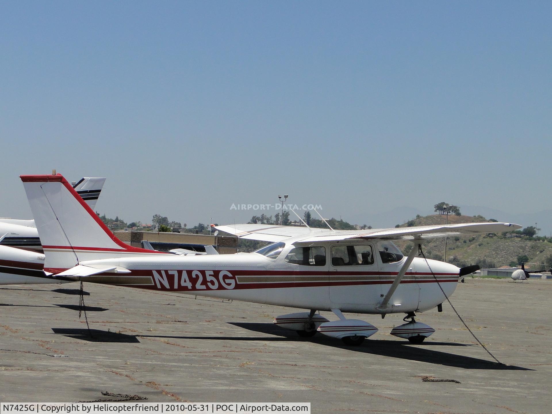 N7425G, 1970 Cessna 172K Skyhawk C/N 17259125, Parked at Howard Aviation