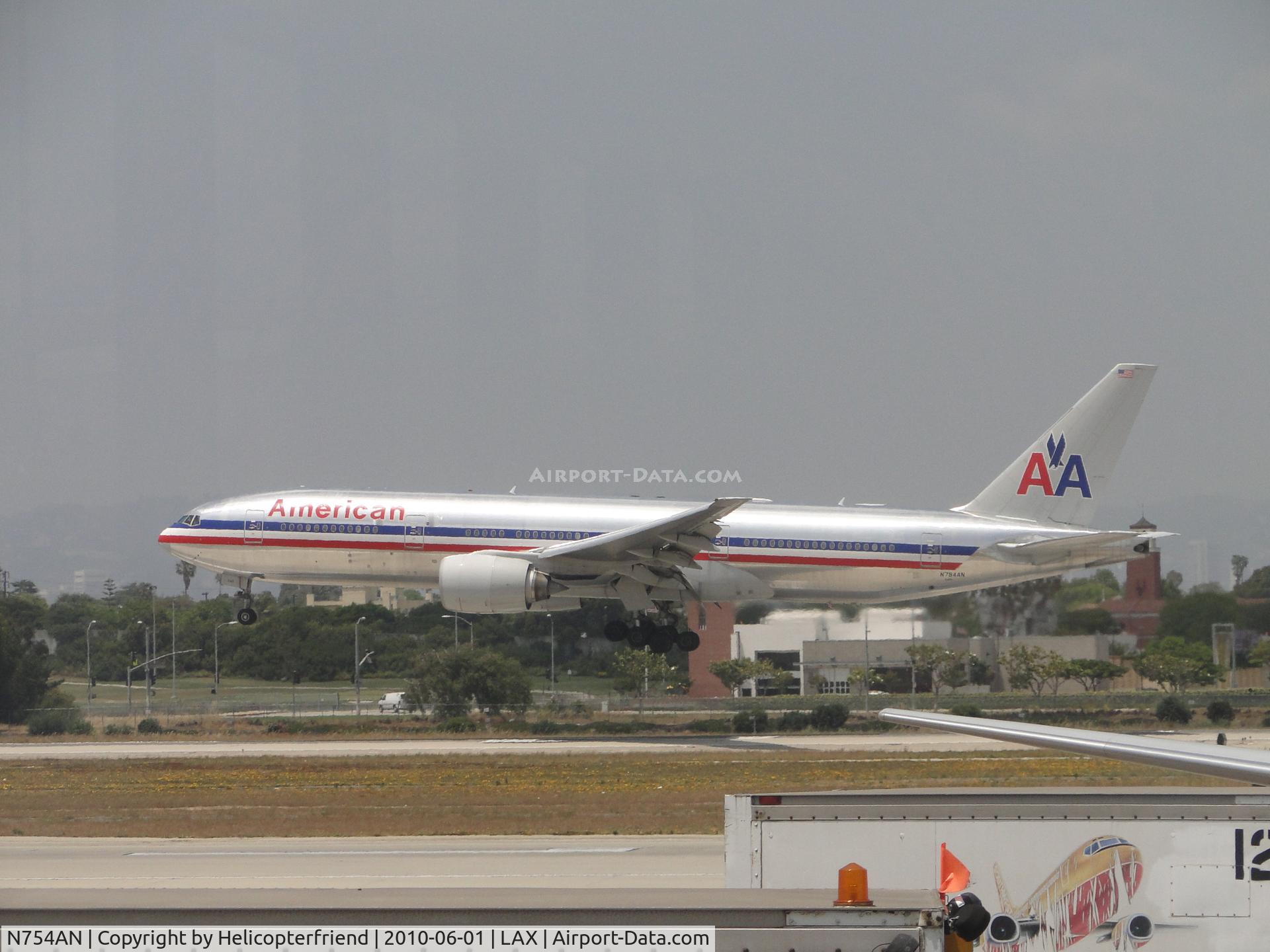 N754AN, 2001 Boeing 777-223 C/N 30262, Landing on runway 24R