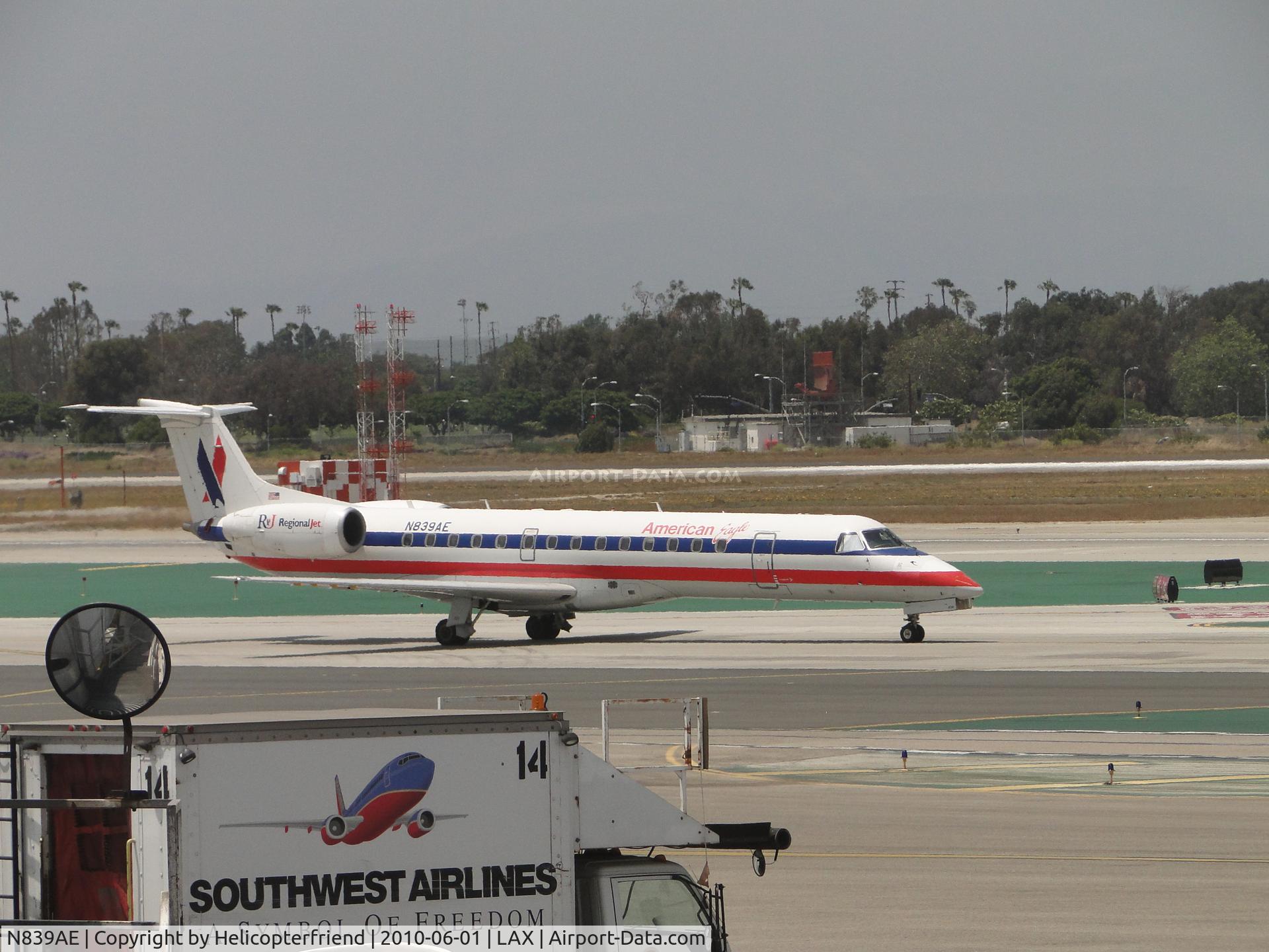 N839AE, 2002 Embraer ERJ-140LR (EMB-135KL) C/N 145653, American Eagle rejional jet taxiing to runway 24L for take off