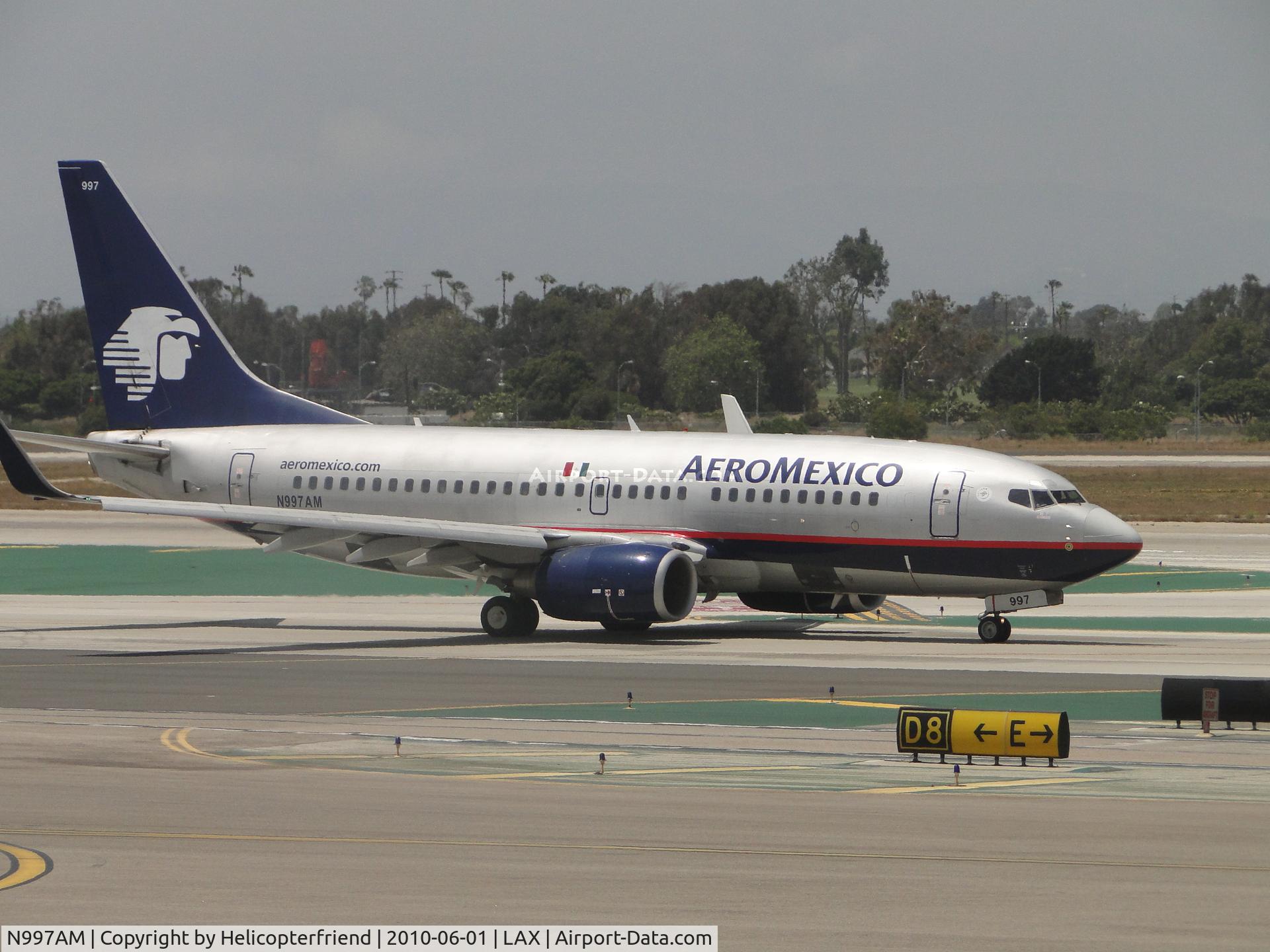 N997AM, 2002 Boeing 737-76Q C/N 30283, Taxiing to runway 24L