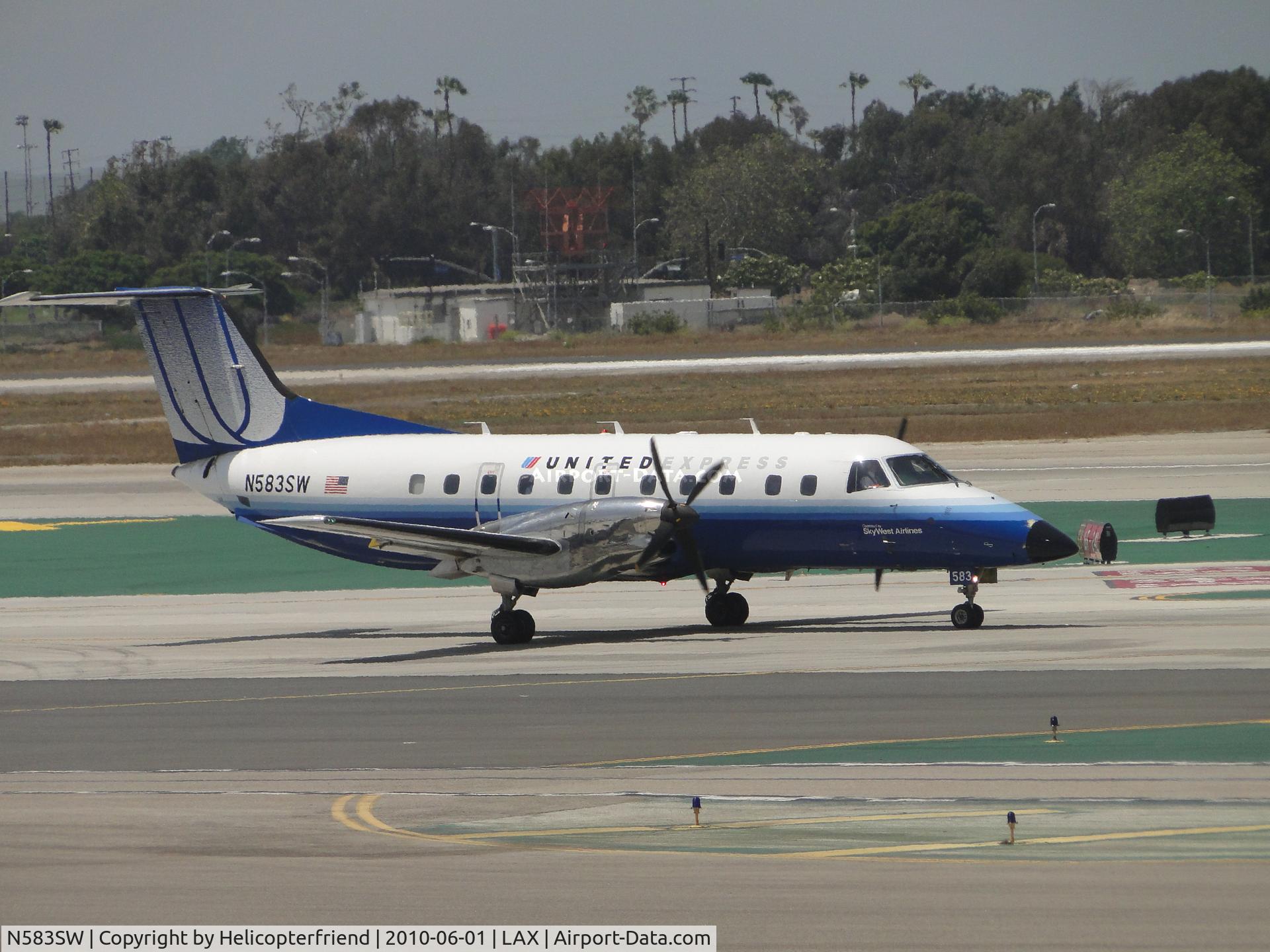 N583SW, 1999 Embraer EMB-120ER Brasilia C/N 120351, Sky West United Express taxiing to runway 24L