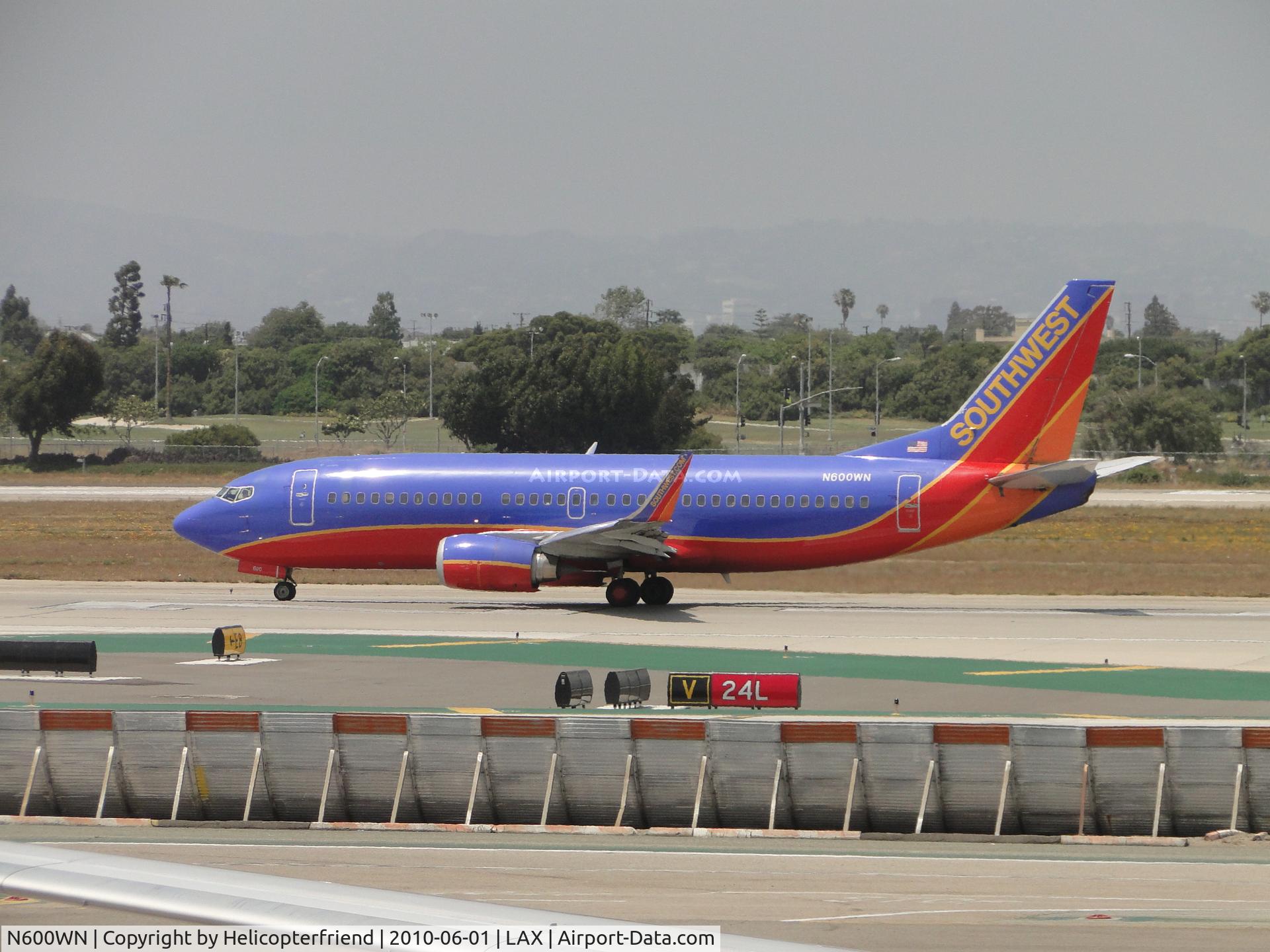 N600WN, 1995 Boeing 737-3H4 C/N 27694, Starting take off roll on runway 24L