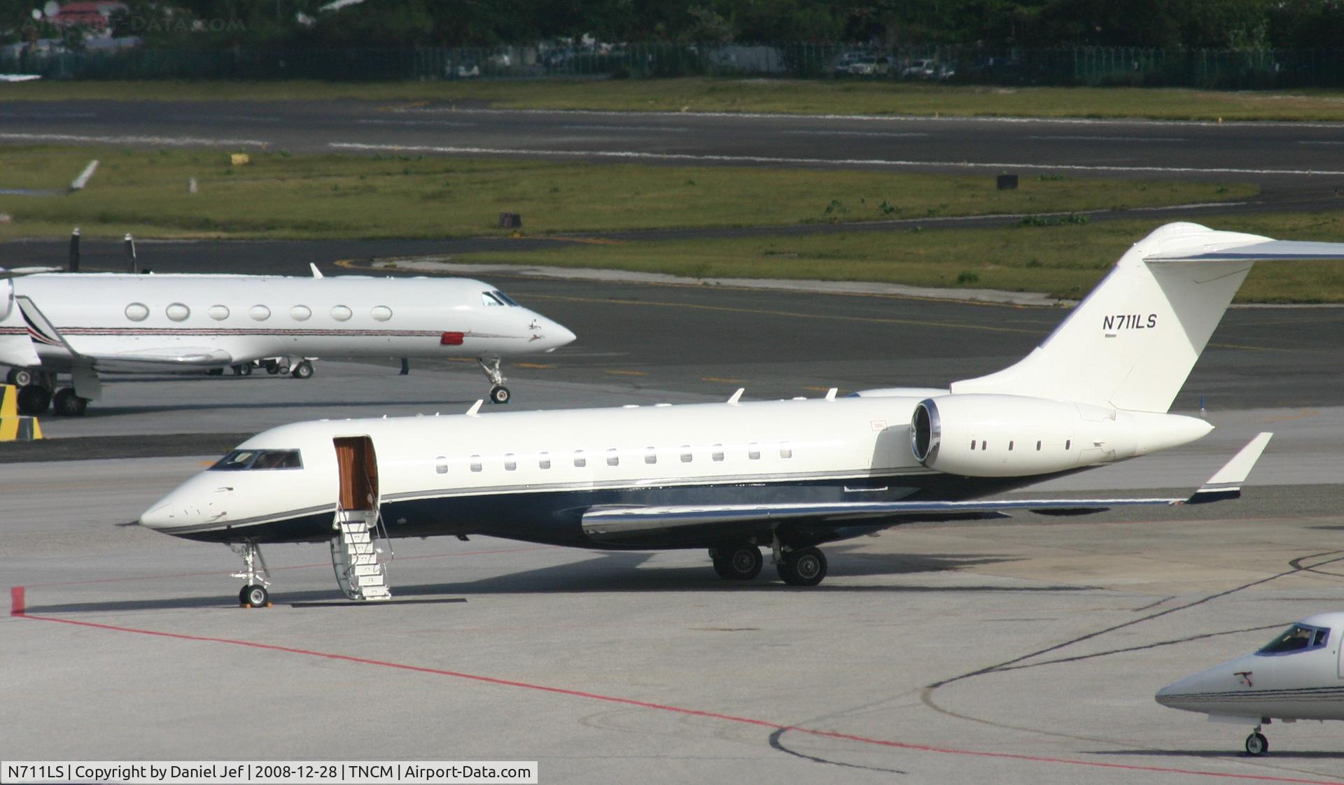 N711LS, 2004 Bombardier BD-700-1A11 Global 5000 C/N 9155, N711LS park on the bravo ramp awaiting the move