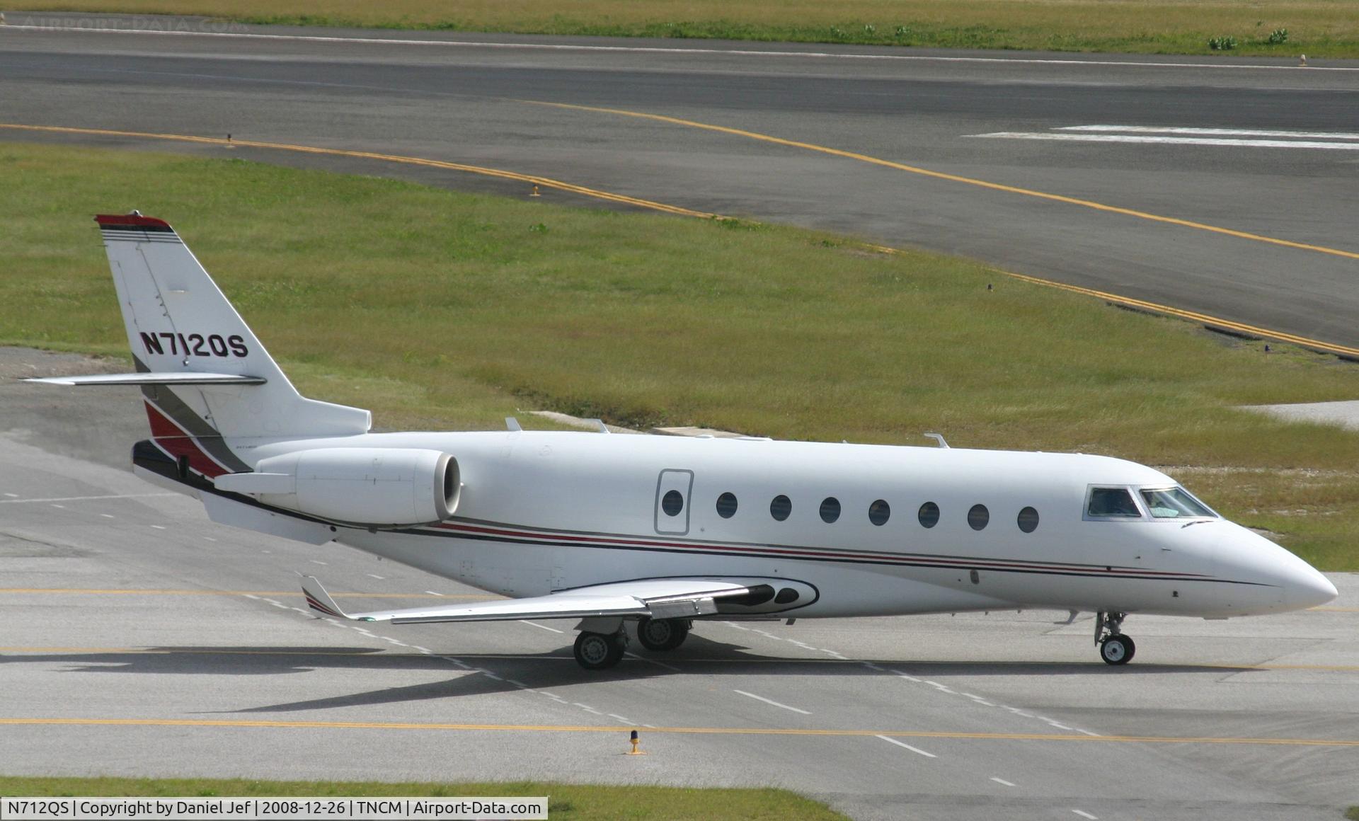 N712QS, 2002 Israel Aircraft Industries Gulfstream 200 C/N 073, N712QS taxing to the holding point Alpha for take off