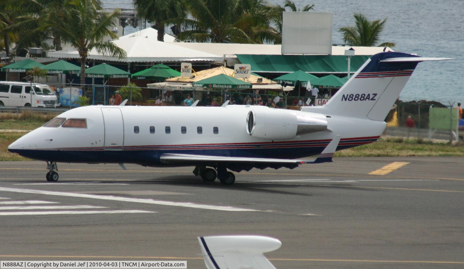 N888AZ, 1984 Canadair Challenger 601 (CL-600-2A12) C/N 3024, N888AZ at the lines for take off