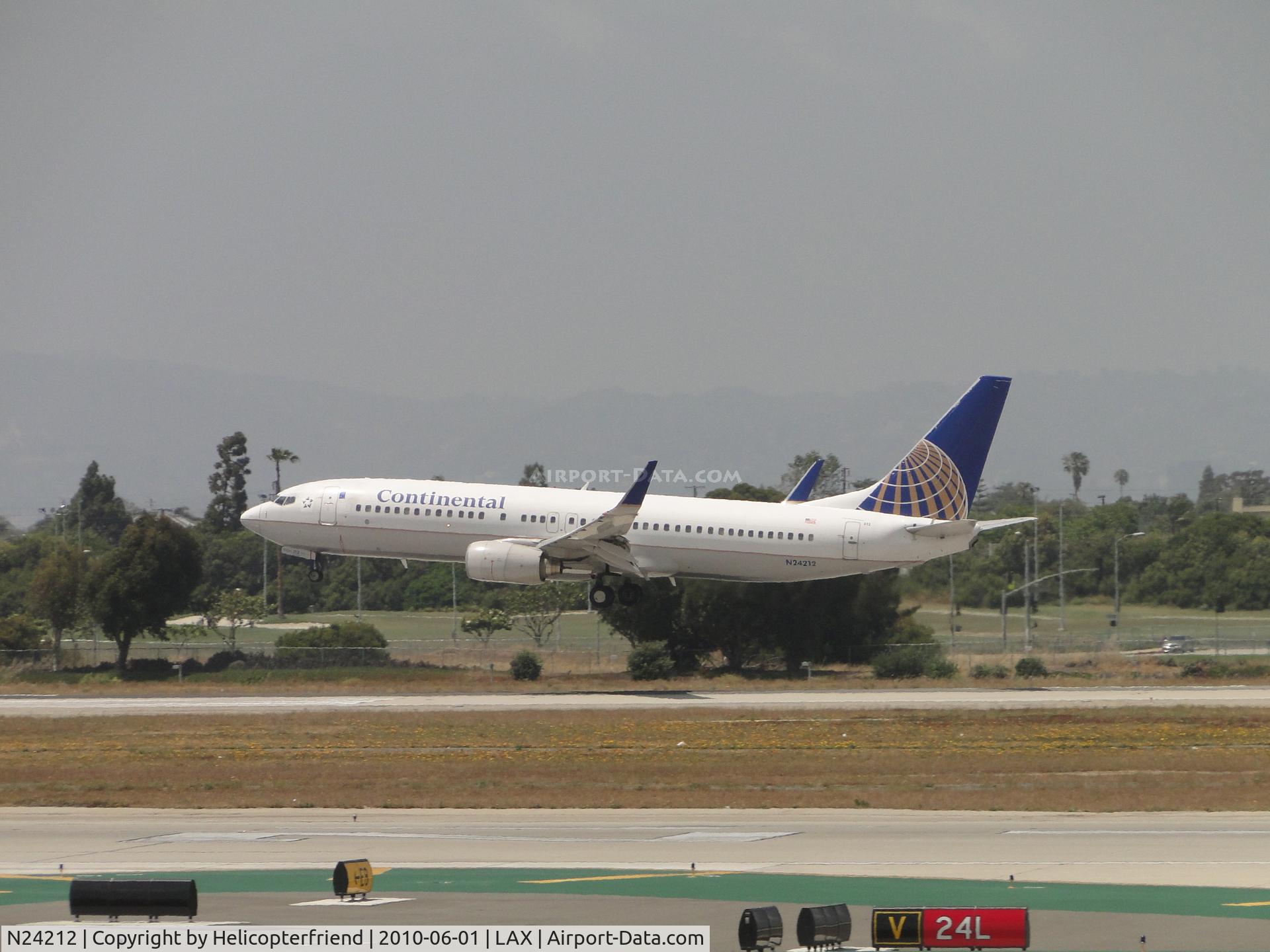 N24212, 1998 Boeing 737-824 C/N 28772, Landing runway 24R