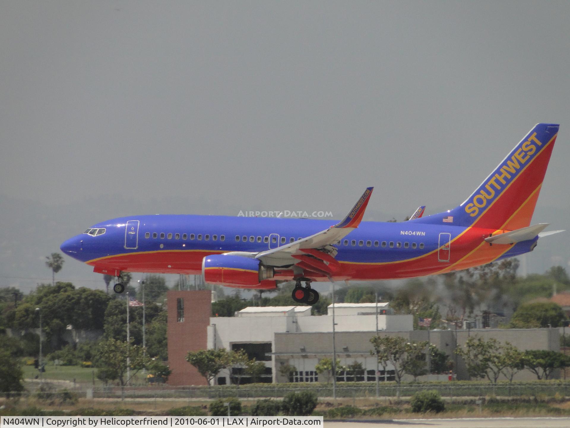 N404WN, 2001 Boeing 737-7H4 C/N 27892, Landing runway 24R