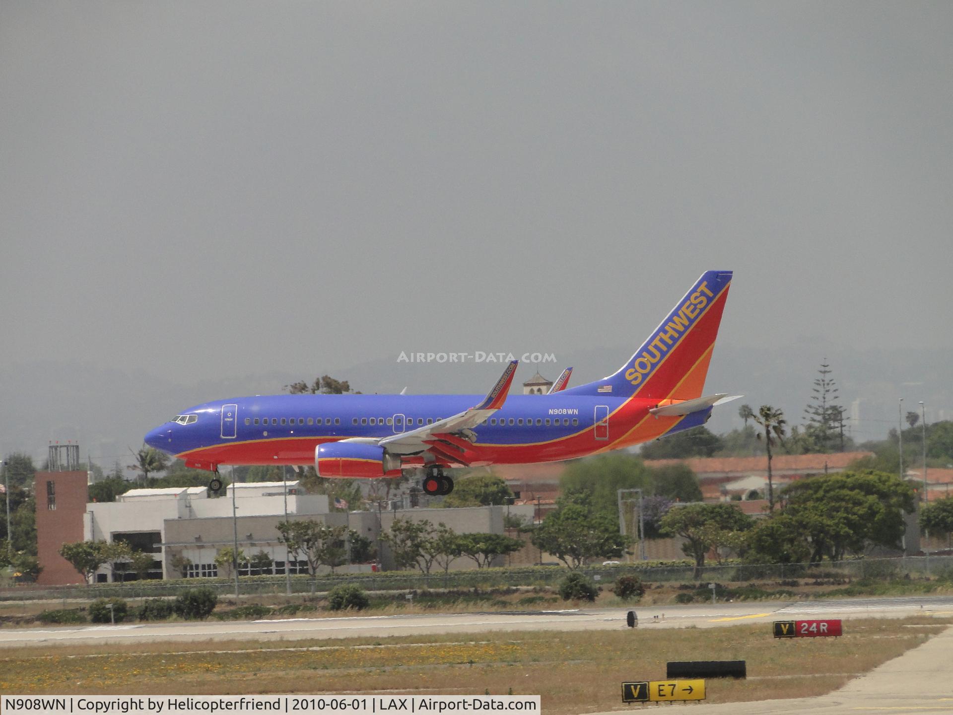N908WN, 2008 Boeing 737-7H4 C/N 36620, Landing on runway 24R