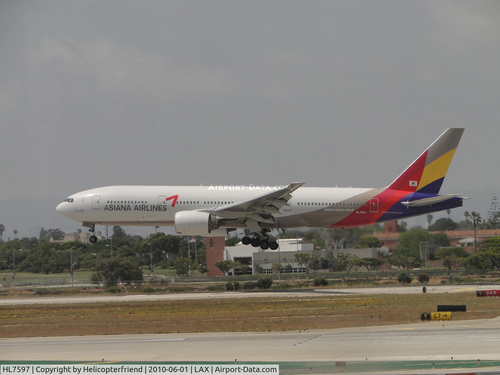 HL7597, 2001 Boeing 777-28E/ER C/N 28686, Landing on runway 24R