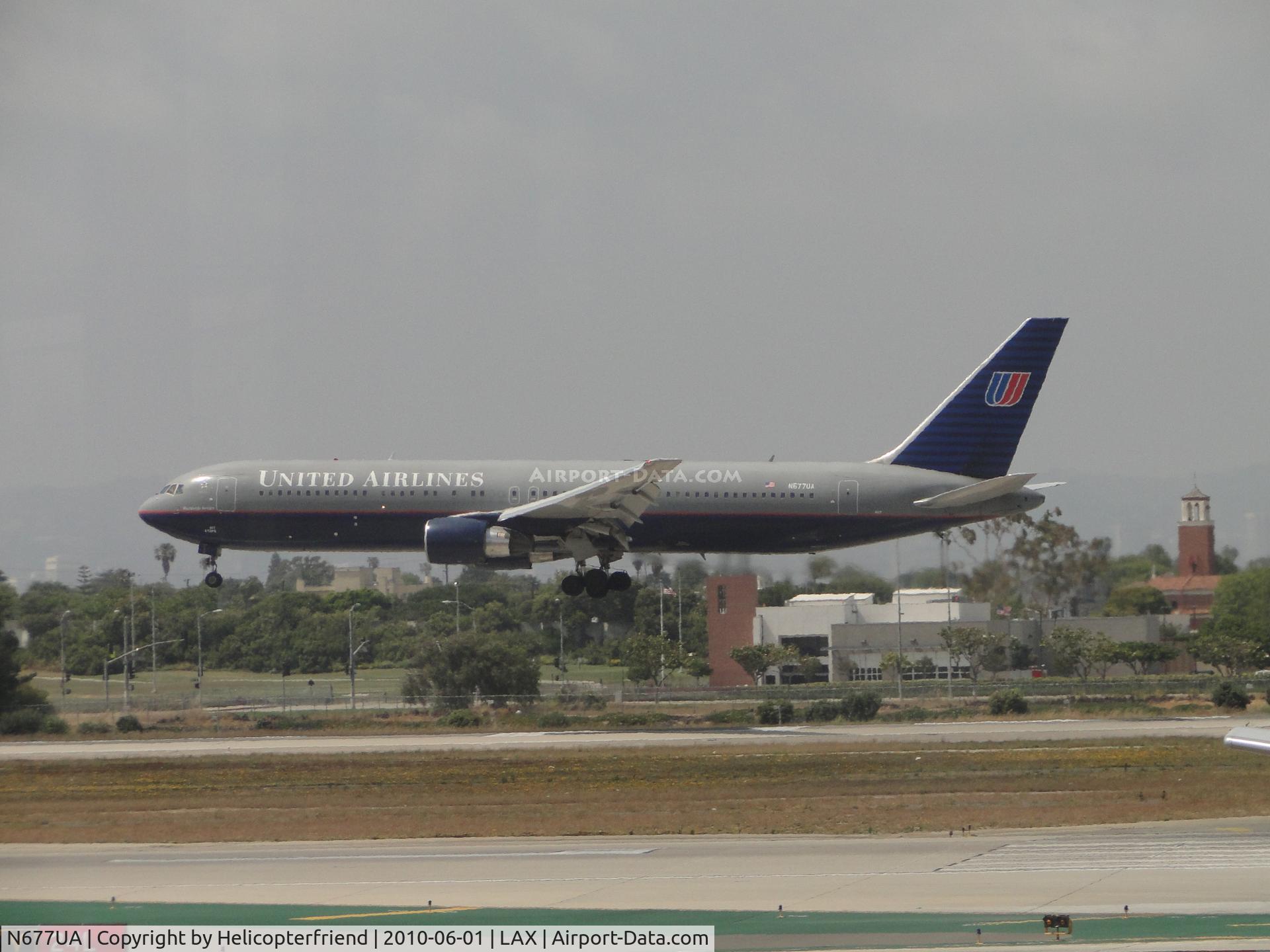N677UA, 2001 Boeing 767-322 C/N 30029, Landing runway 24R