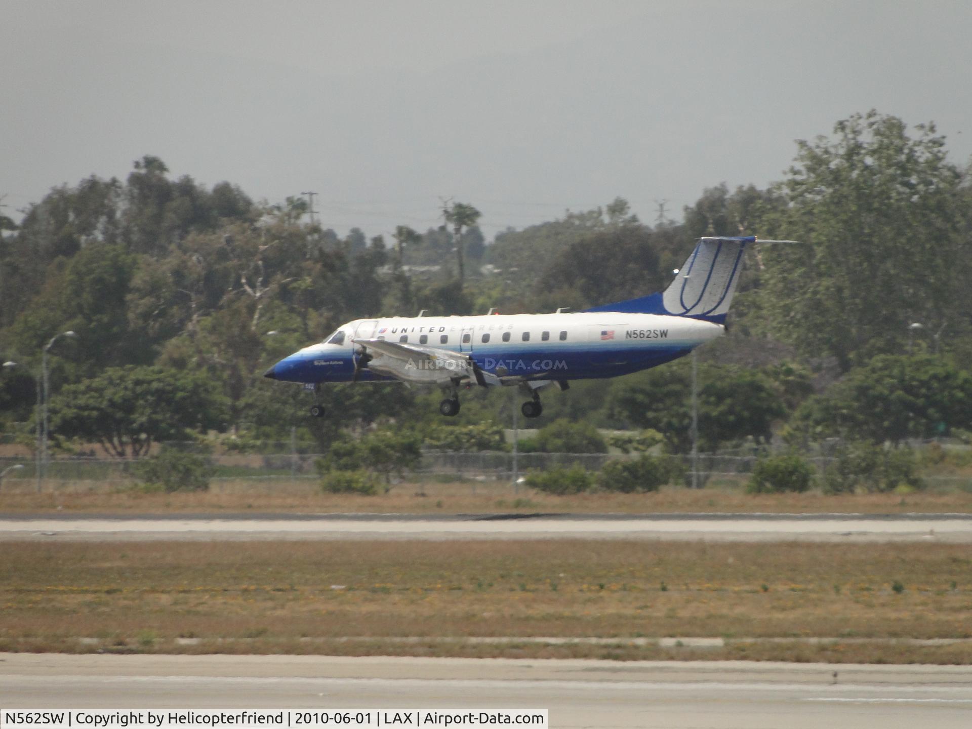 N562SW, 1998 Embraer EMB-120 Brasilia C/N 120336, United Express operated by SKY West Airlines, landing on runway 24R