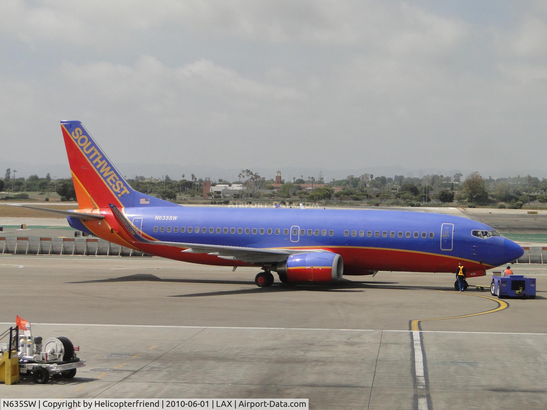 N635SW, 1996 Boeing 737-3H4 C/N 27708, Being pushed back
