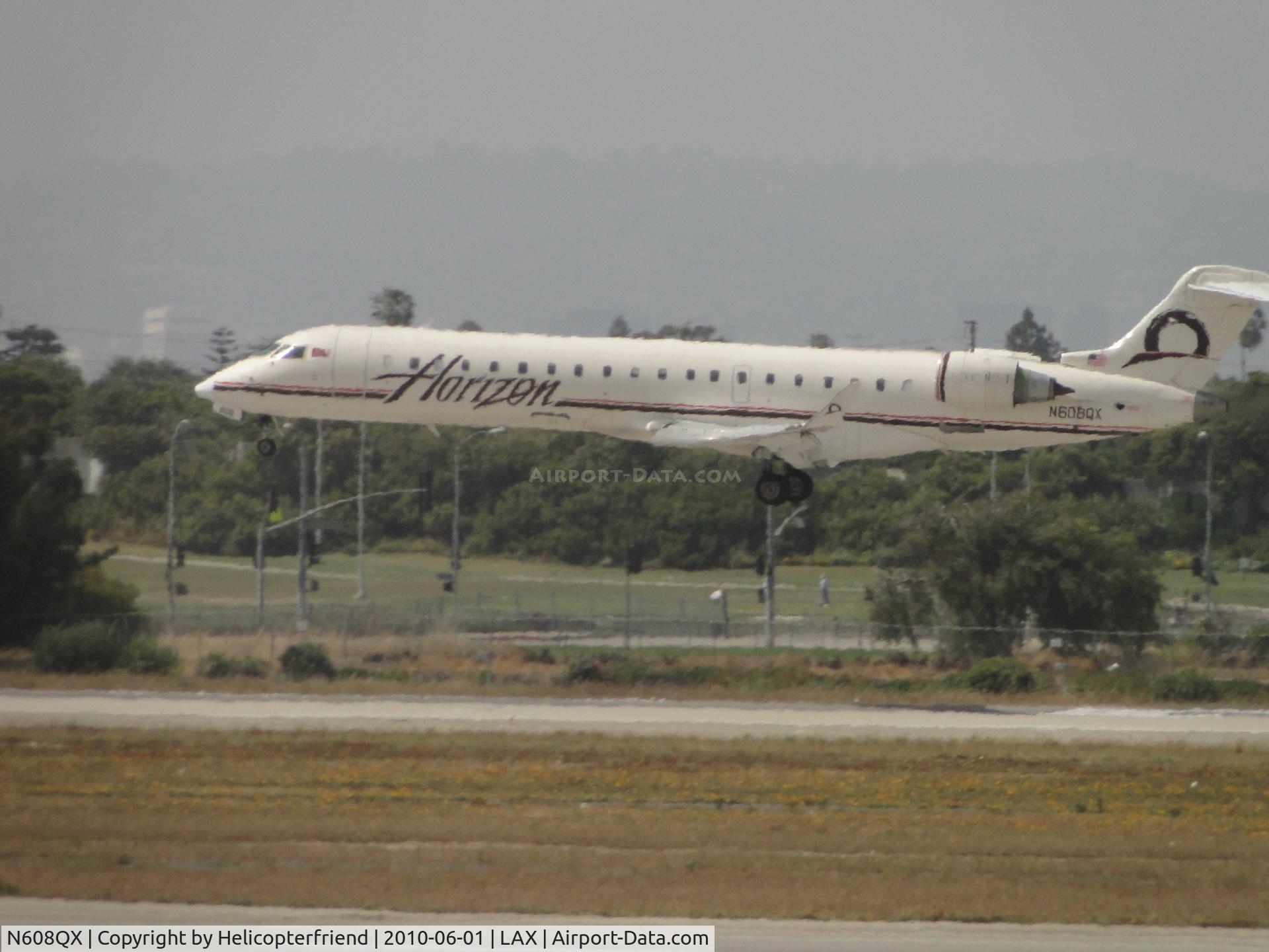 N608QX, 2001 Bombardier CRJ-701 (CL-600-2C10) Regional Jet C/N 10026, Landing 24R