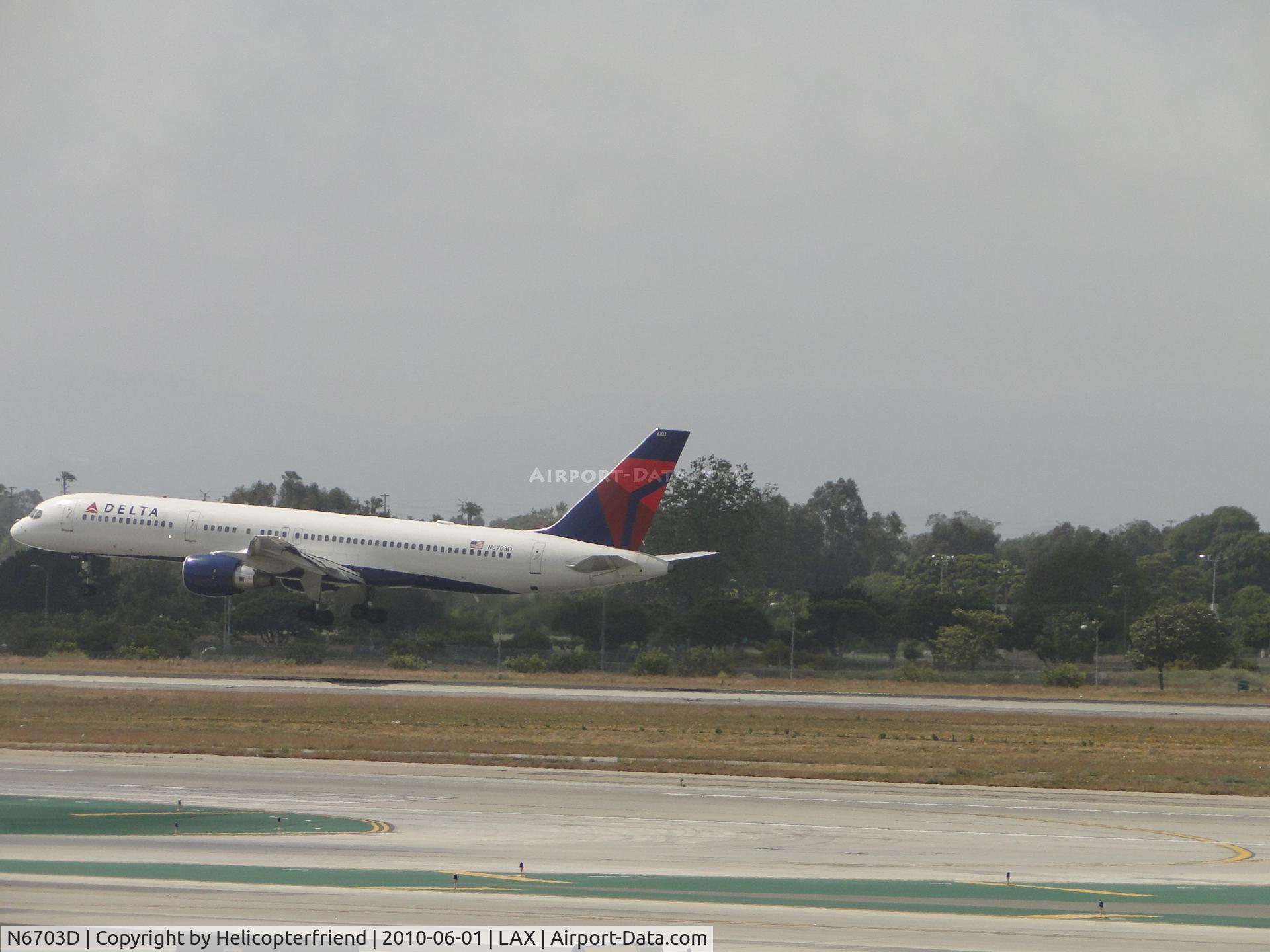 N6703D, 2000 Boeing 757-232 C/N 30234, Landing on runway 24R