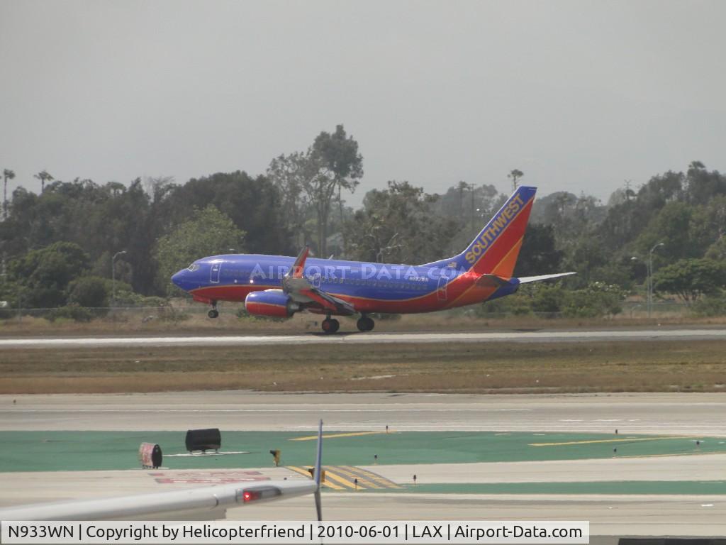 N933WN, 2009 Boeing 737-7H4 C/N 36640, Almost touched down 24R