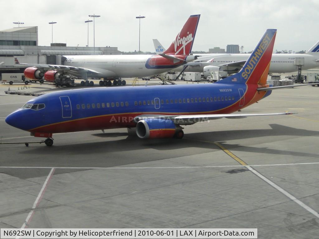 N692SW, 1985 Boeing 737-3T5 C/N 23062, Being pushed back for taxiing to runway 24L