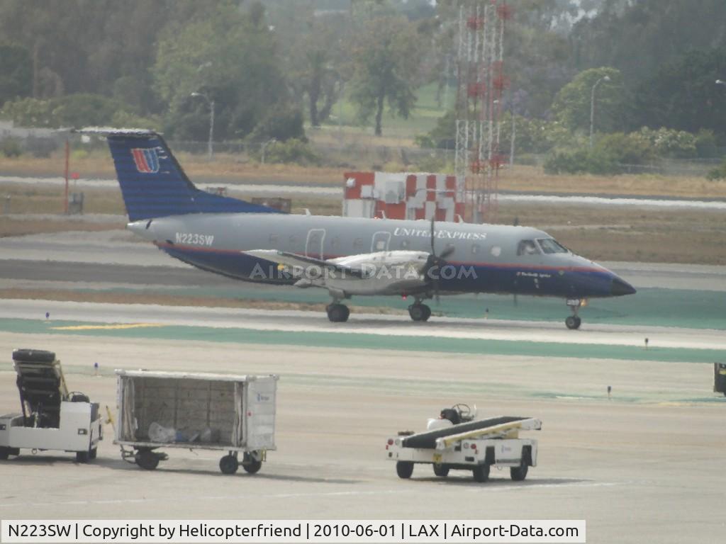 N223SW, 1995 Embraer EMB-120ER Brasilia C/N 120.291, United Express taxiing to 24L