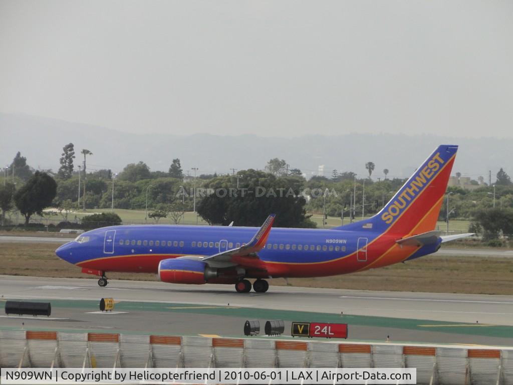 N909WN, 2008 Boeing 737-7H4 C/N 32458, Starting take off roll 24L