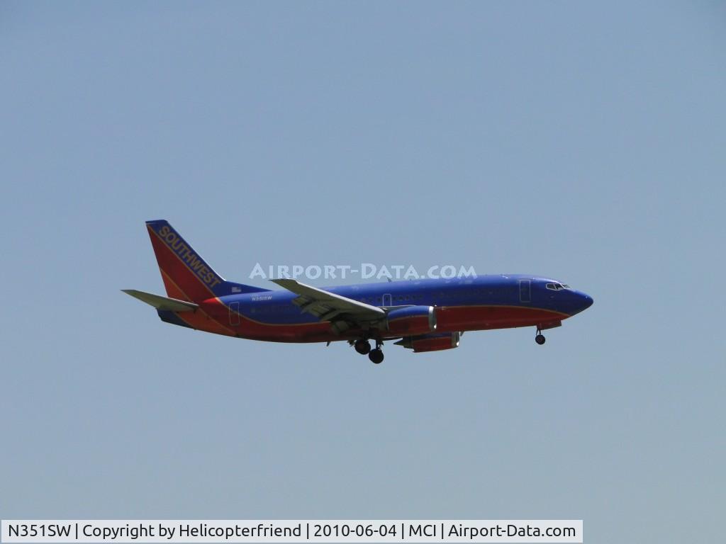N351SW, 1989 Boeing 737-3H4 C/N 24572, On final to runway 19R