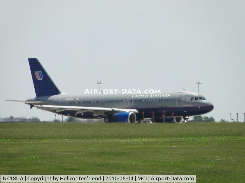 N418UA, 1994 Airbus A320-232 C/N 485, Awaiting authorization to take off on runway 19R
