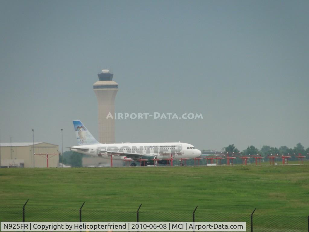 N925FR, 2004 Airbus A319-111 C/N 2103, Taxiing to runway 19R