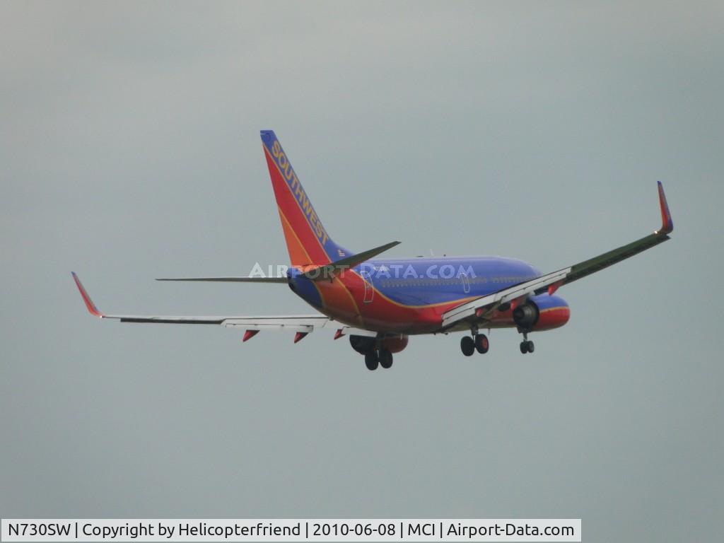 N730SW, 1999 Boeing 737-7H4 C/N 27862, On final to 19R
