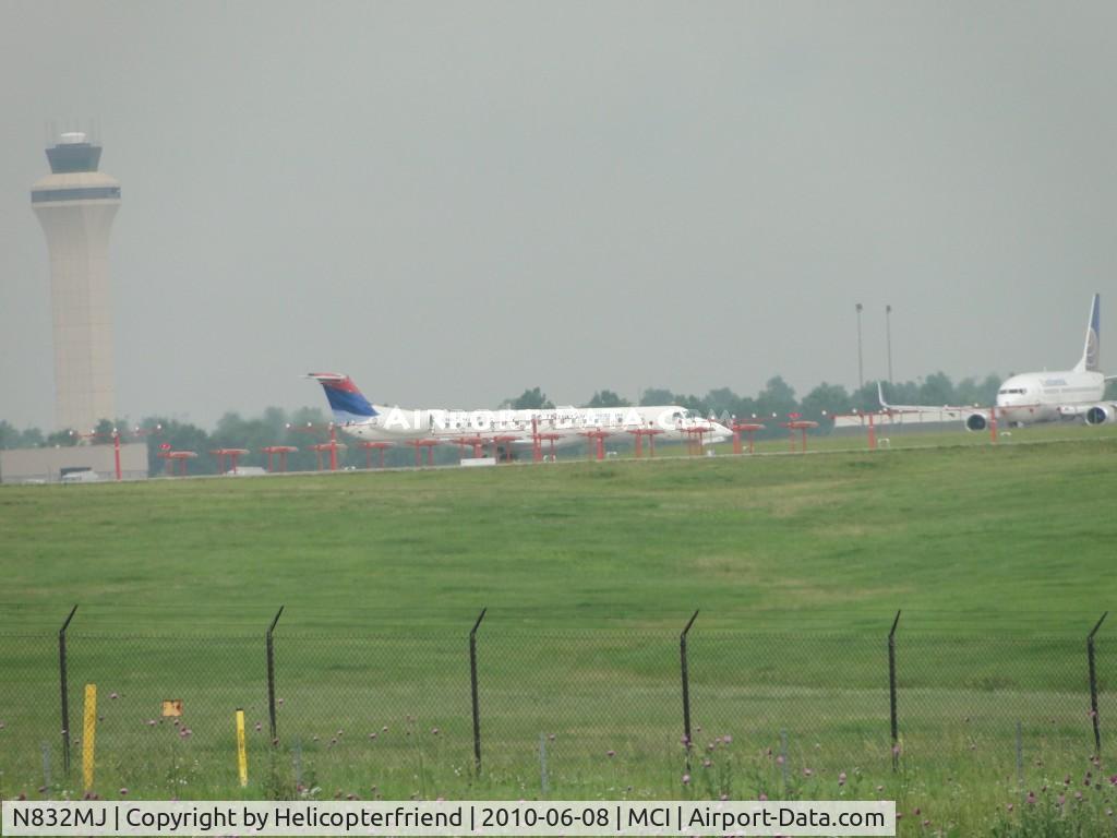N832MJ, 2000 Embraer EMB-145LR C/N 145310, Waiting clearence to taxi onto 19R for take off