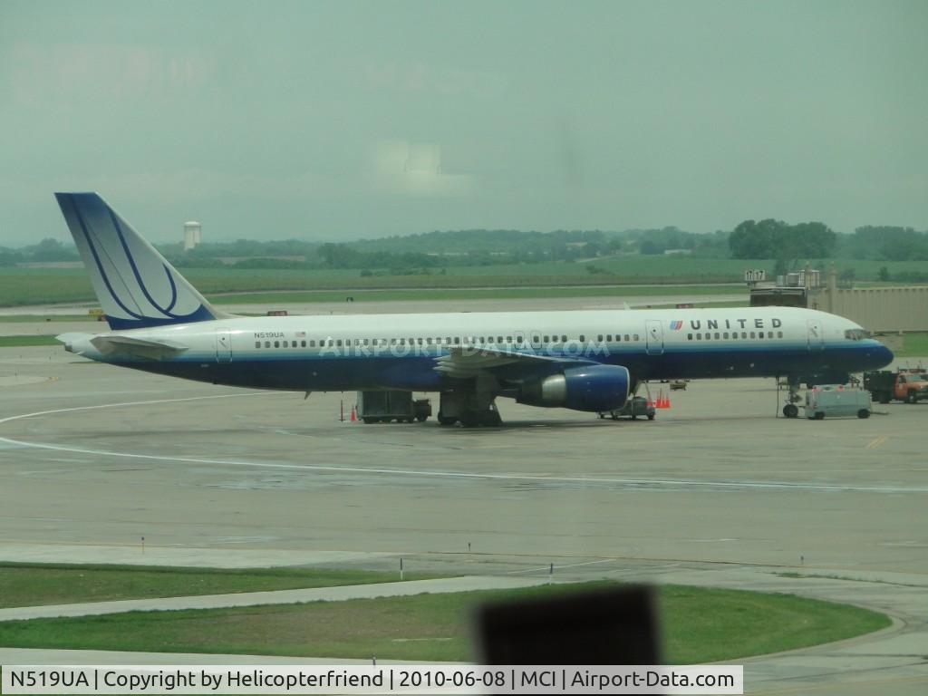 N519UA, 1990 Boeing 757-222 C/N 24872, Being worked on at Terminal A