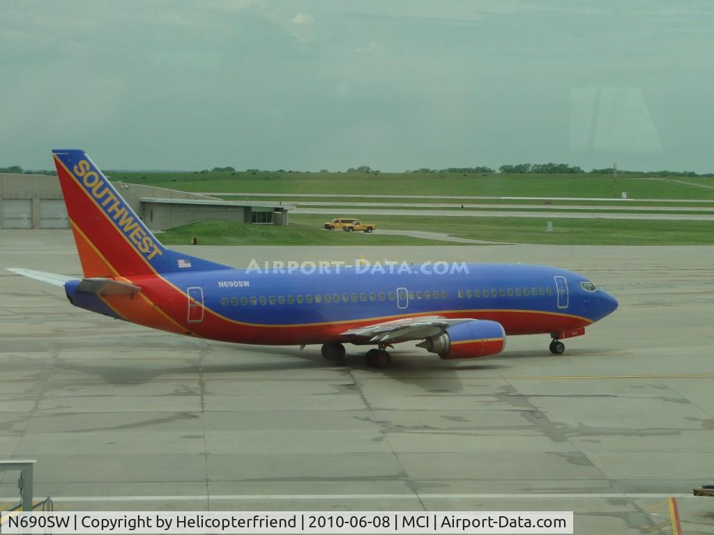 N690SW, 1988 Boeing 737-3G7 C/N 23783, Taxiing to runway 19R