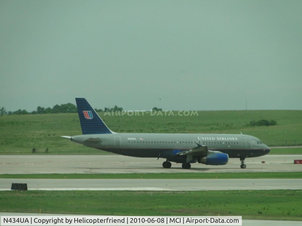 N434UA, 1996 Airbus A320-232 C/N 592, Taxiing to 19R for take off