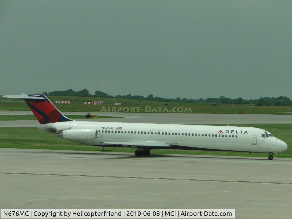 N676MC, 1975 Douglas DC-9-51 C/N 47652, Taxiing to 19R