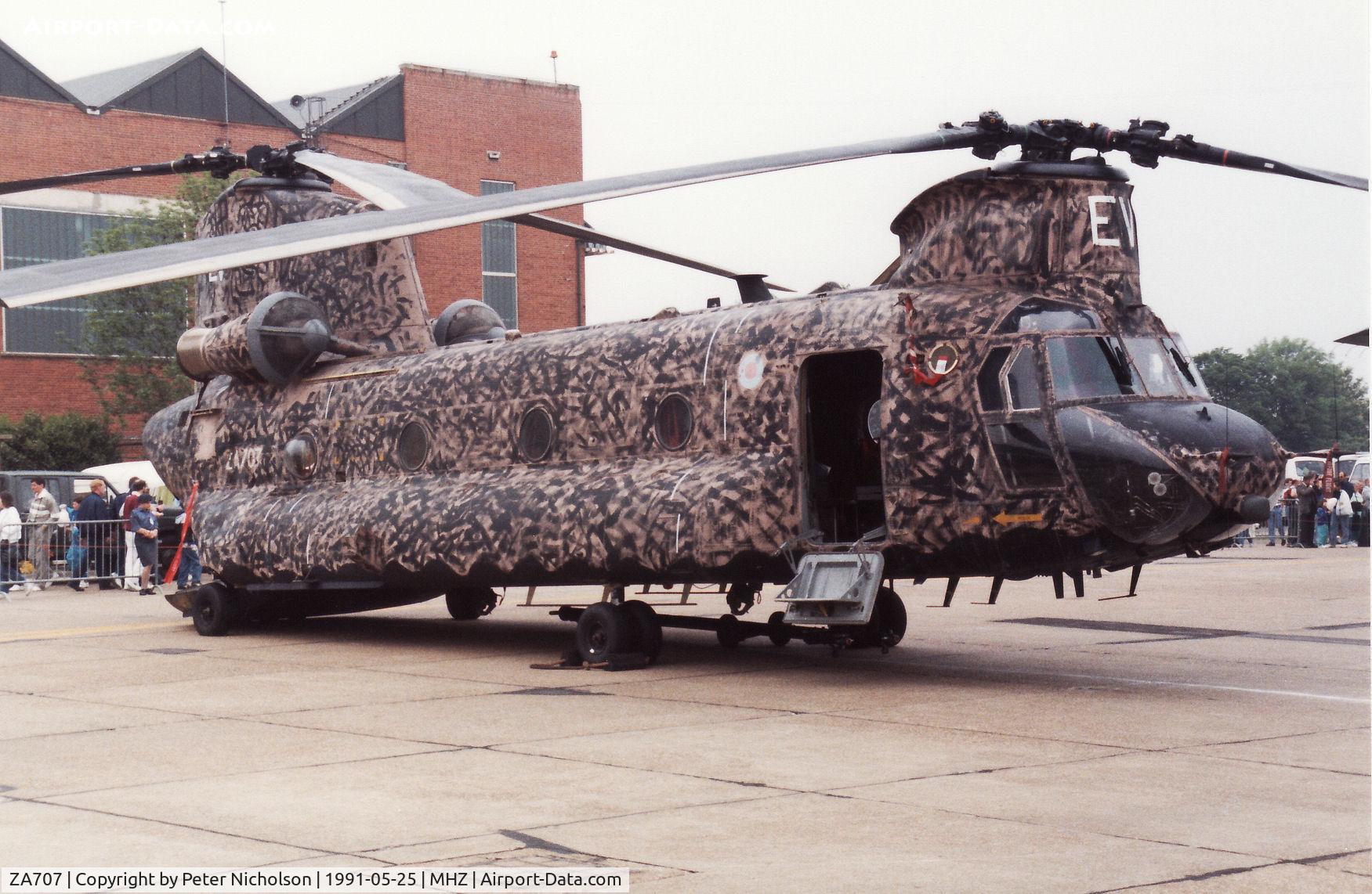 ZA707, 1981 Boeing Vertol Chinook HC.1 C/N M/A019/B-837/M7025, Chinook HC.1 of 7 Squadron at RAF Odiham in Desert Storm markings on display at the 1991 Mildenhall Air Fete.