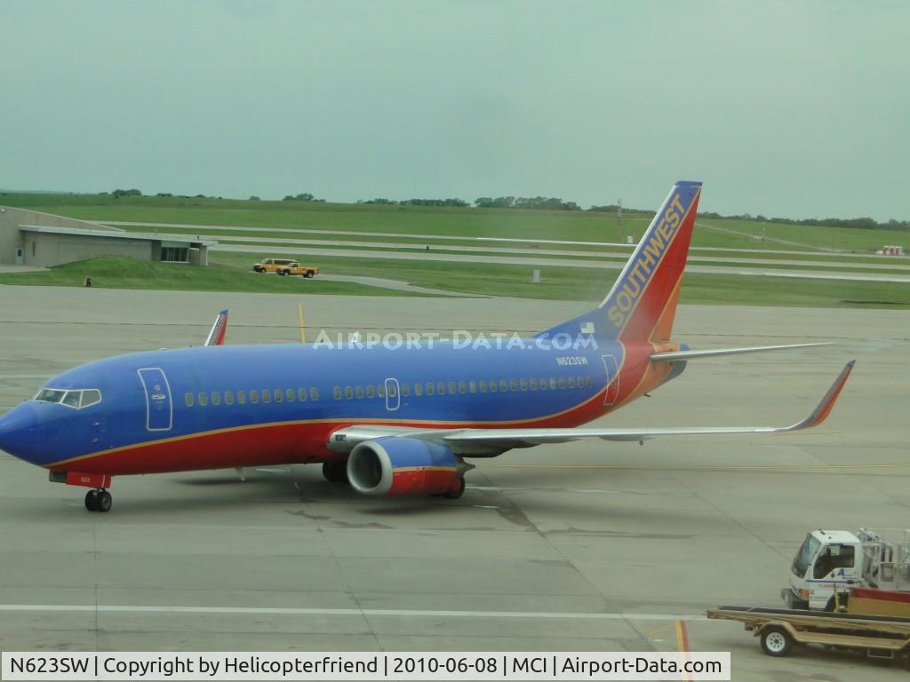 N623SW, 1996 Boeing 737-3H4 C/N 27933, Taxiing into Terminal B