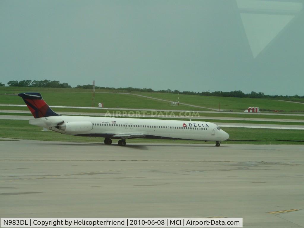 N983DL, 1991 McDonnell Douglas MD-88 C/N 53274, Taxiing to 19R