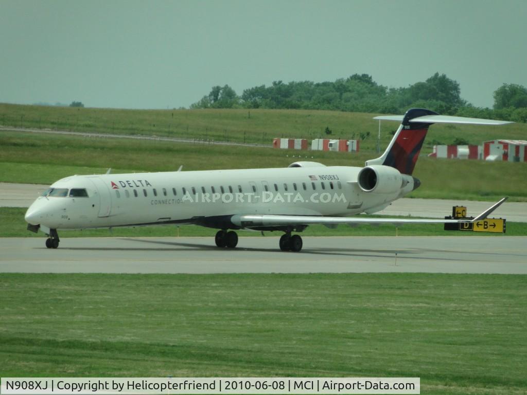 N908XJ, 2007 Bombardier CRJ-900ER (CL-600-2D24) C/N 15140, Delta Connection taxiing to Terminal from 19R