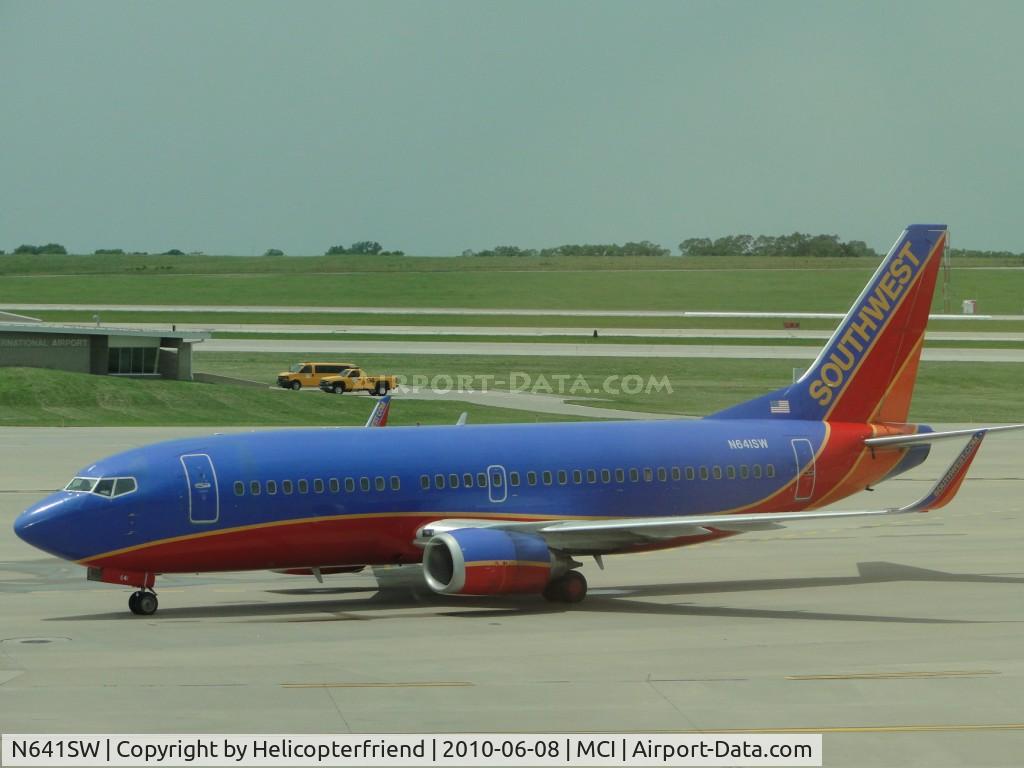 N641SW, 1996 Boeing 737-3H4 C/N 27714, Taxiing into Terminal B
