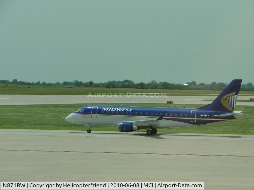 N871RW, 2006 Embraer 170SU (ERJ-170-100SU) C/N 17000140, Taxiing to terminal