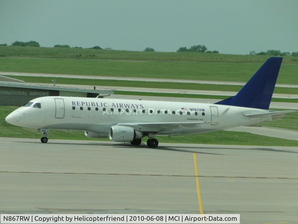 N867RW, 2006 Embraer 170SE (ERJ-170-100SE) C/N 17000130, Taxiing to terminal