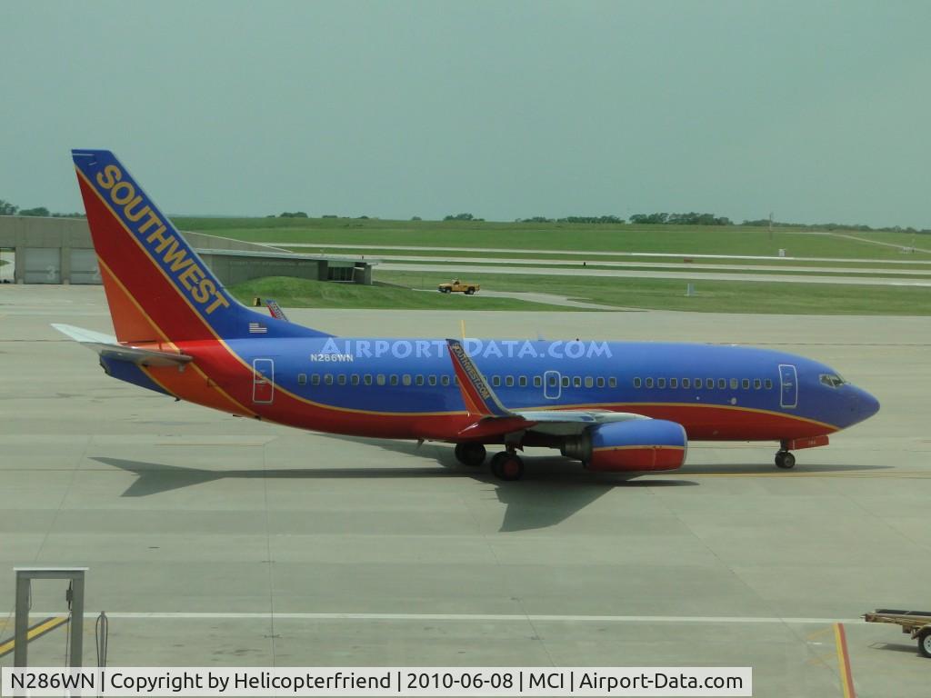 N286WN, 2004 Boeing 737-7H4 C/N 32471, Taxiing to 19R for take off