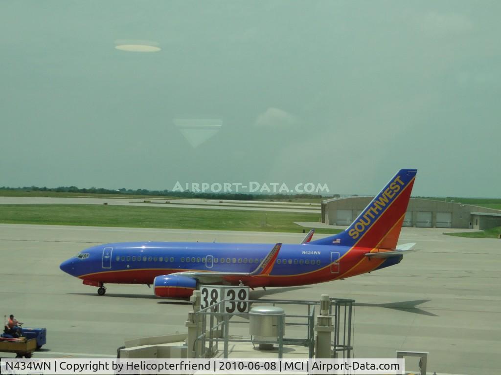 N434WN, 2003 Boeing 737-7H4 C/N 32454, Taxiing to Terminal B