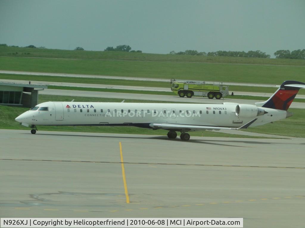 N926XJ, 2008 Canadair CL-600-2D24 Regional Jet CRJ-900 C/N 15184, Taxiing to terminal passing Emergeny Crew