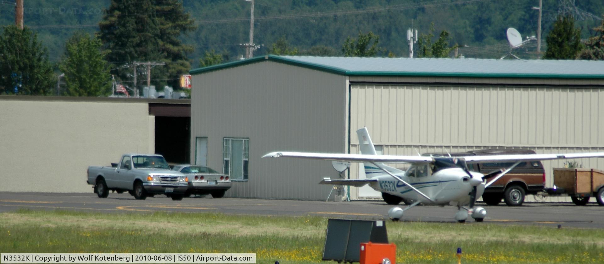 N3532K, 2001 Cessna 182T Skylane C/N 18280974, taxying from the fuel depot