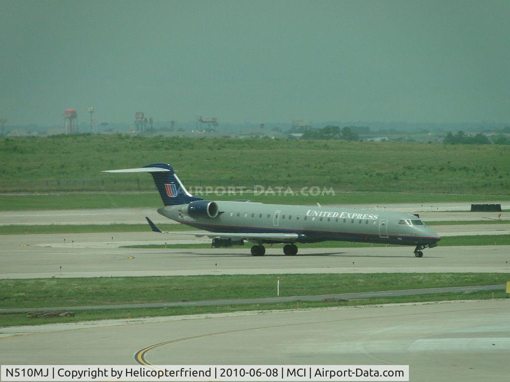 N510MJ, 2003 Bombardier CRJ-700 (CL-600-2C10) Regional Jet C/N 10101, Taxiing to terminal