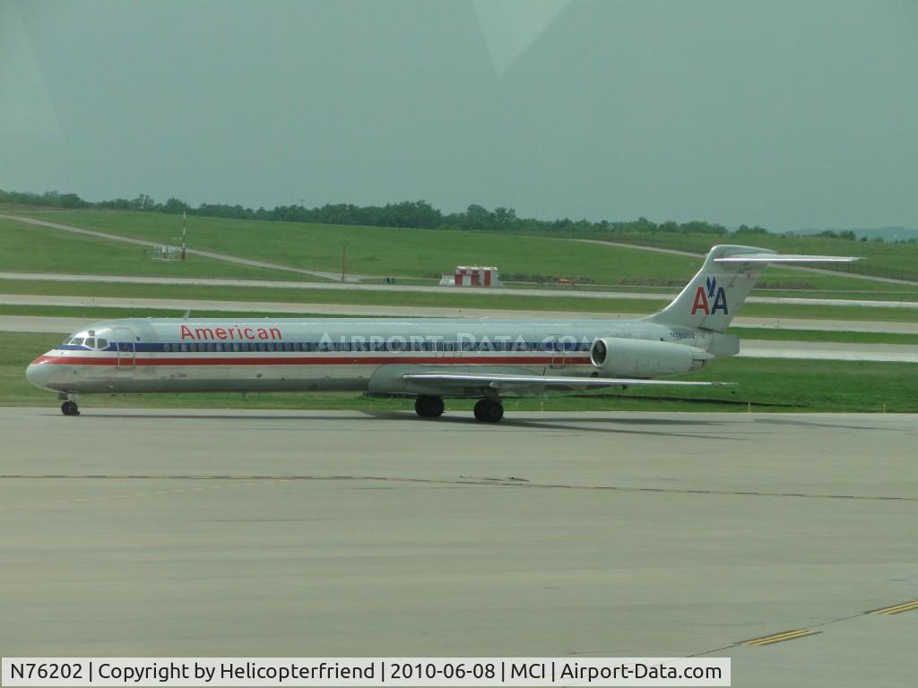 N76202, 1992 McDonnell Douglas MD-83 (DC-9-83) C/N 53292, Taxiing to terminal