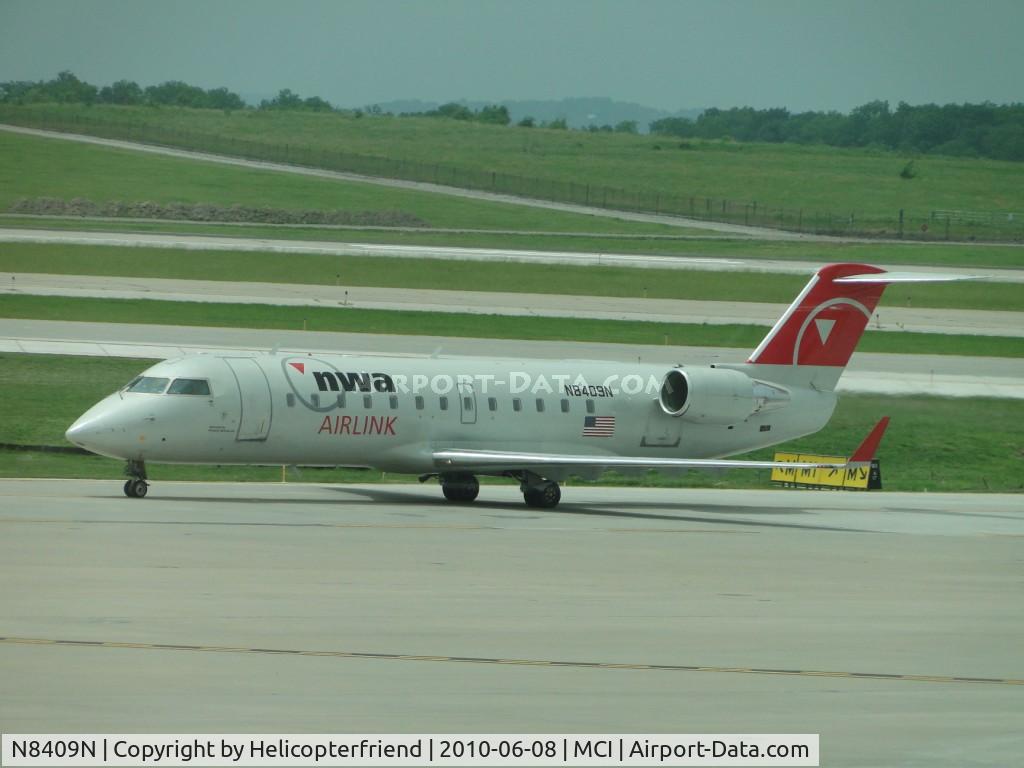 N8409N, 2000 Canadair CRJ-200LR (CL-600-2B19) C/N 7409, NWA Airlink taxiing to terminal
