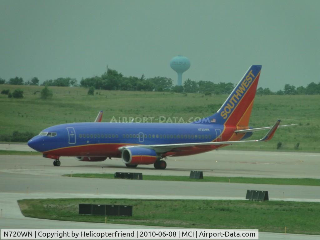 N720WN, 1998 Boeing 737-7H4 C/N 27854, Taxiing to Terminal B