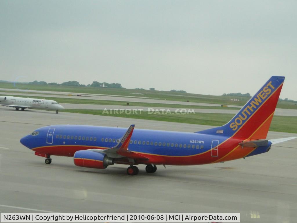 N263WN, 2007 Boeing 737-7H4 C/N 32520, Taxiing to Terminal B passing N8409N