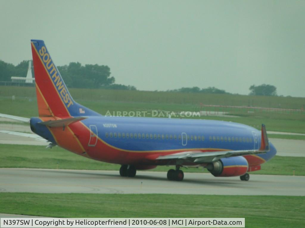 N397SW, 1995 Boeing 737-3H4 C/N 27691, Taxiing to 19R