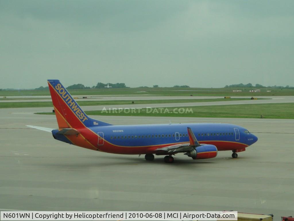 N601WN, 1995 Boeing 737-3H4 C/N 27695, Taxiing towards 19R