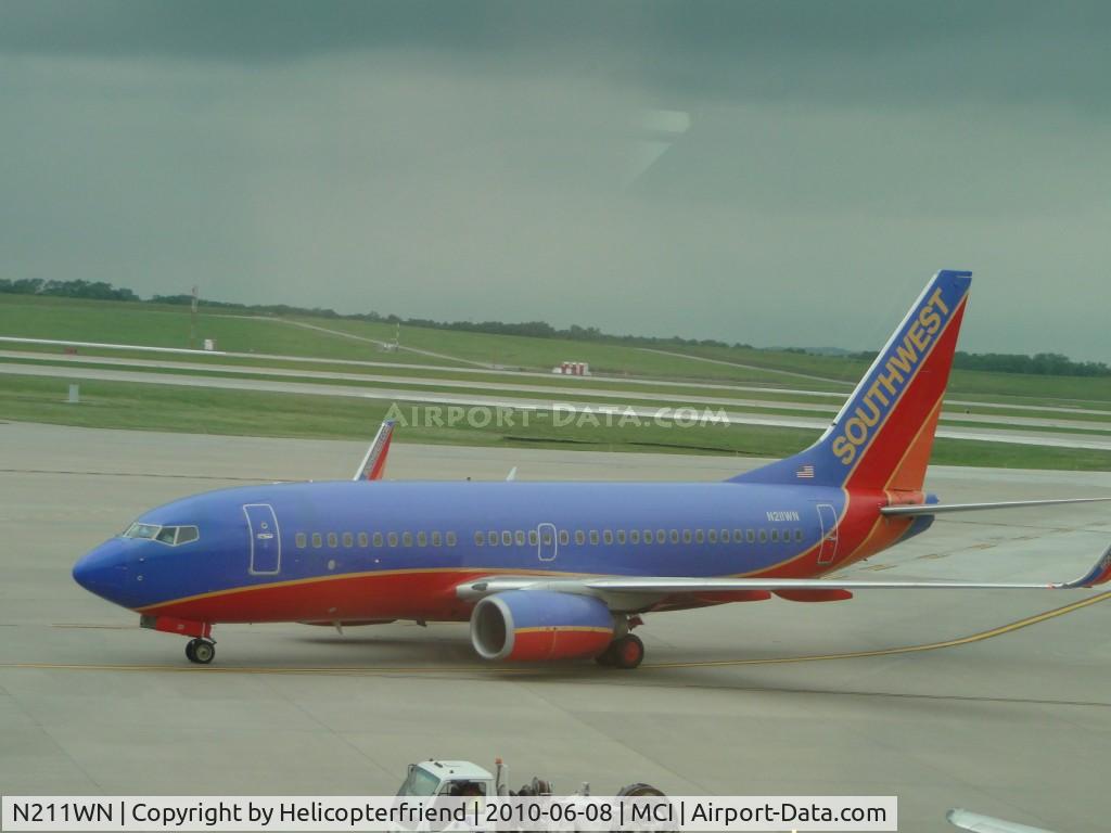N211WN, 2005 Boeing 737-7H4 C/N 34163, Taxiing to terminal and is not racing with service truck